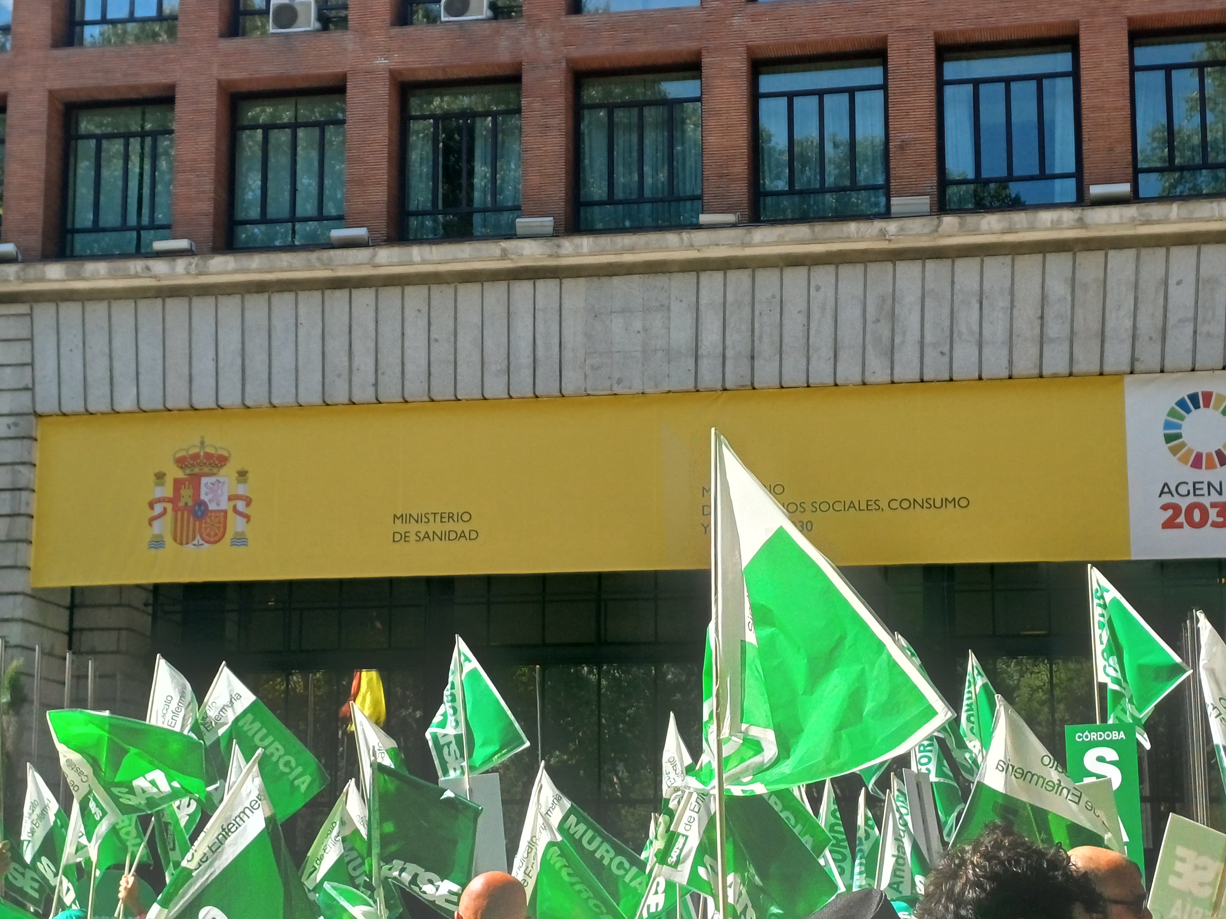 banderas de SATSE frente al Ministerio de Sanidad